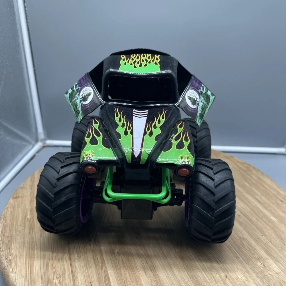 Monster Jam Smash & Bash Grave Digger RC Vehicle, 1:15 Scale